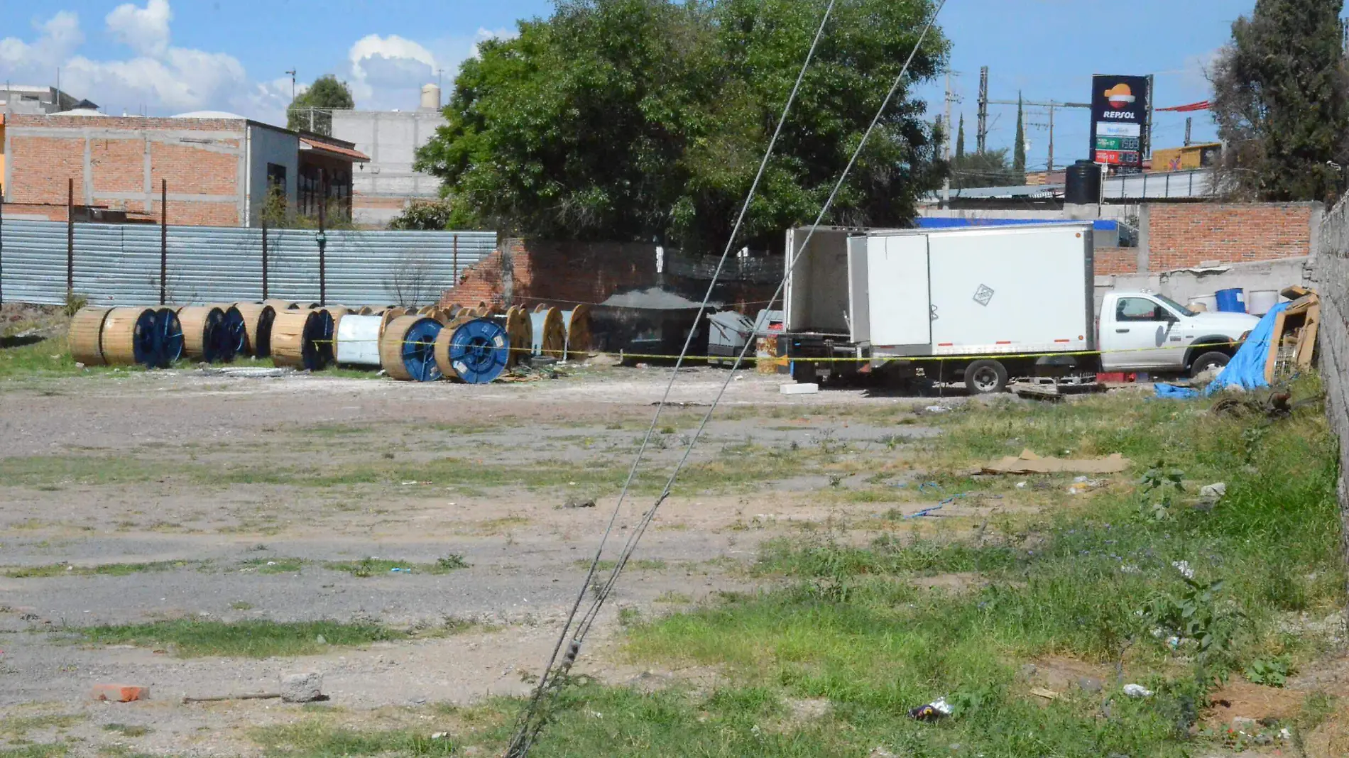 Posible multa a responsables de la presencia de residuos biológicos infecciosos encontrados en un predio de la colonia San Rafael.  Foto Luis Luévanos.